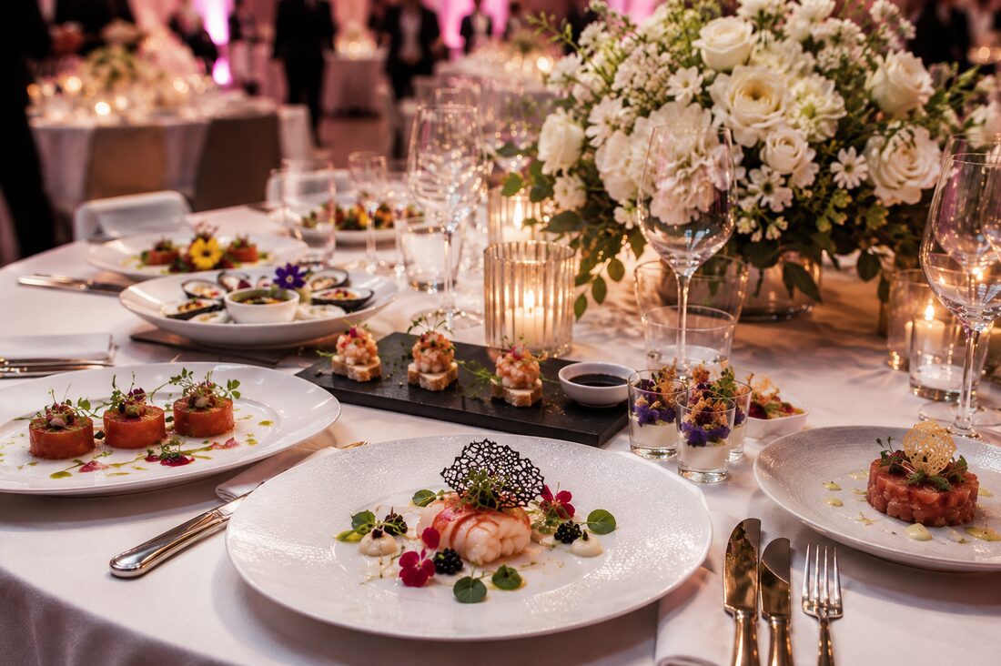 Festlich gedeckter Tisch beim Gala-Dinner